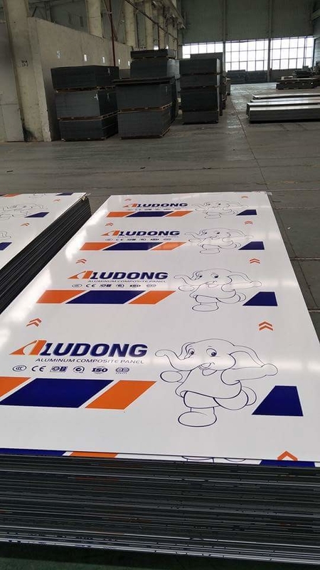 PVDF অ্যালুমিনিয়াম কম্পোজিট প্যানেল ন্যানো-পিভিডিএফ লেপ এবং স্ব-পরিচ্ছন্ন ন্যানোমিটার পেইন্ট সহ মার্জিত স্থাপত্য প্রসাধন এবং 15-