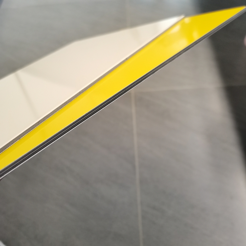 উচ্চ চকচকে এবং 0.022mm-0.050mm Alu কয়েল বেধ সঙ্গে OEM প্রতিরক্ষামূলক ফিল্ম অ্যালুমিনিয়াম কম্পোজিট প্যানেল